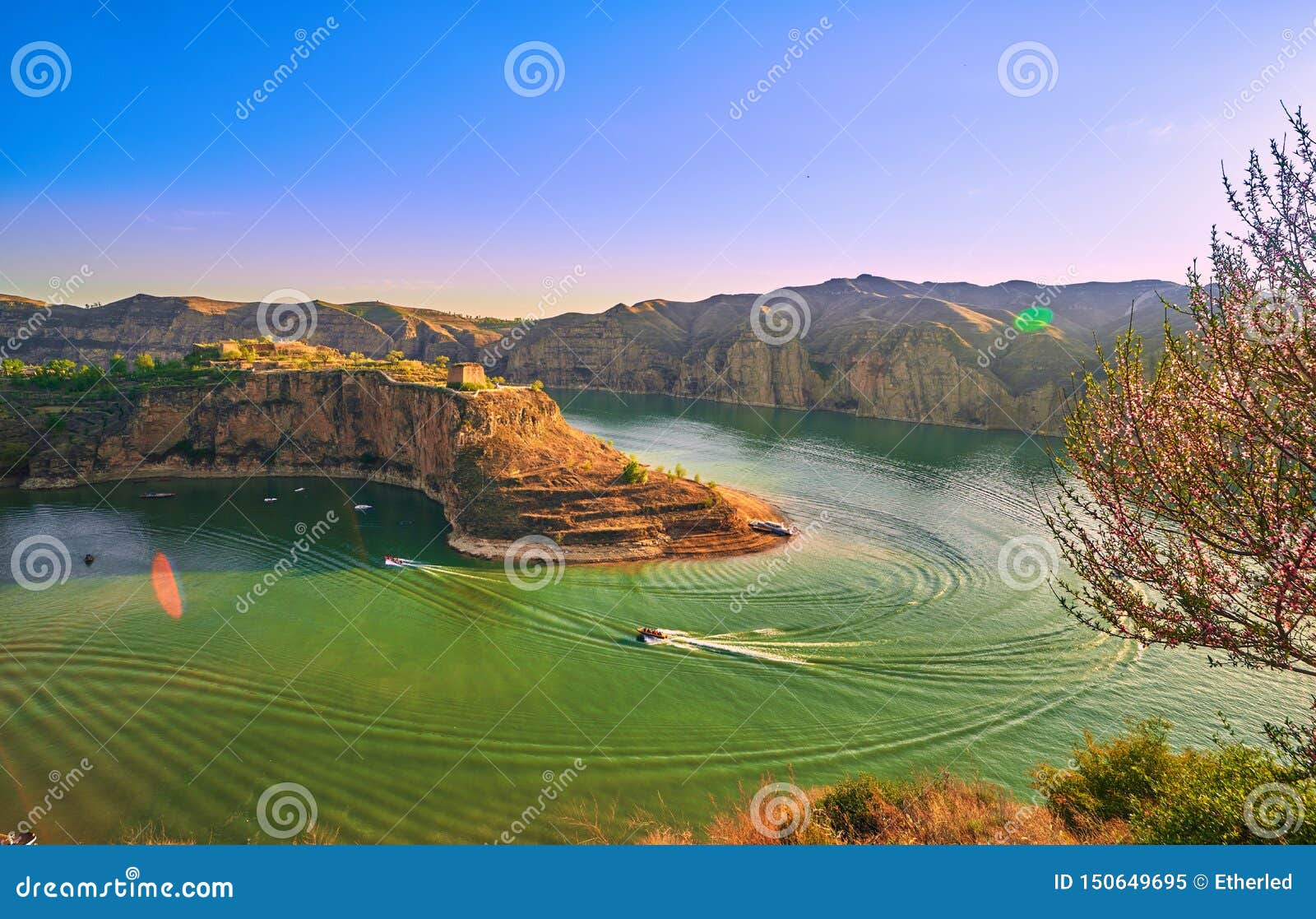 Желтая река весной стоковое изображение. изображение насчитывающей  держатель - 150649695