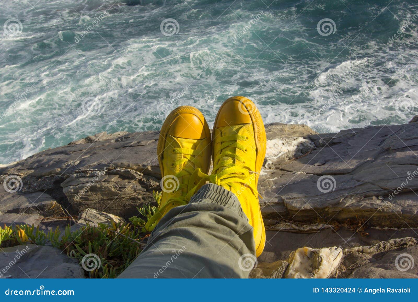 Желтые Ботинки На Море Стоковое Фото. Изображение Насчитывающей.