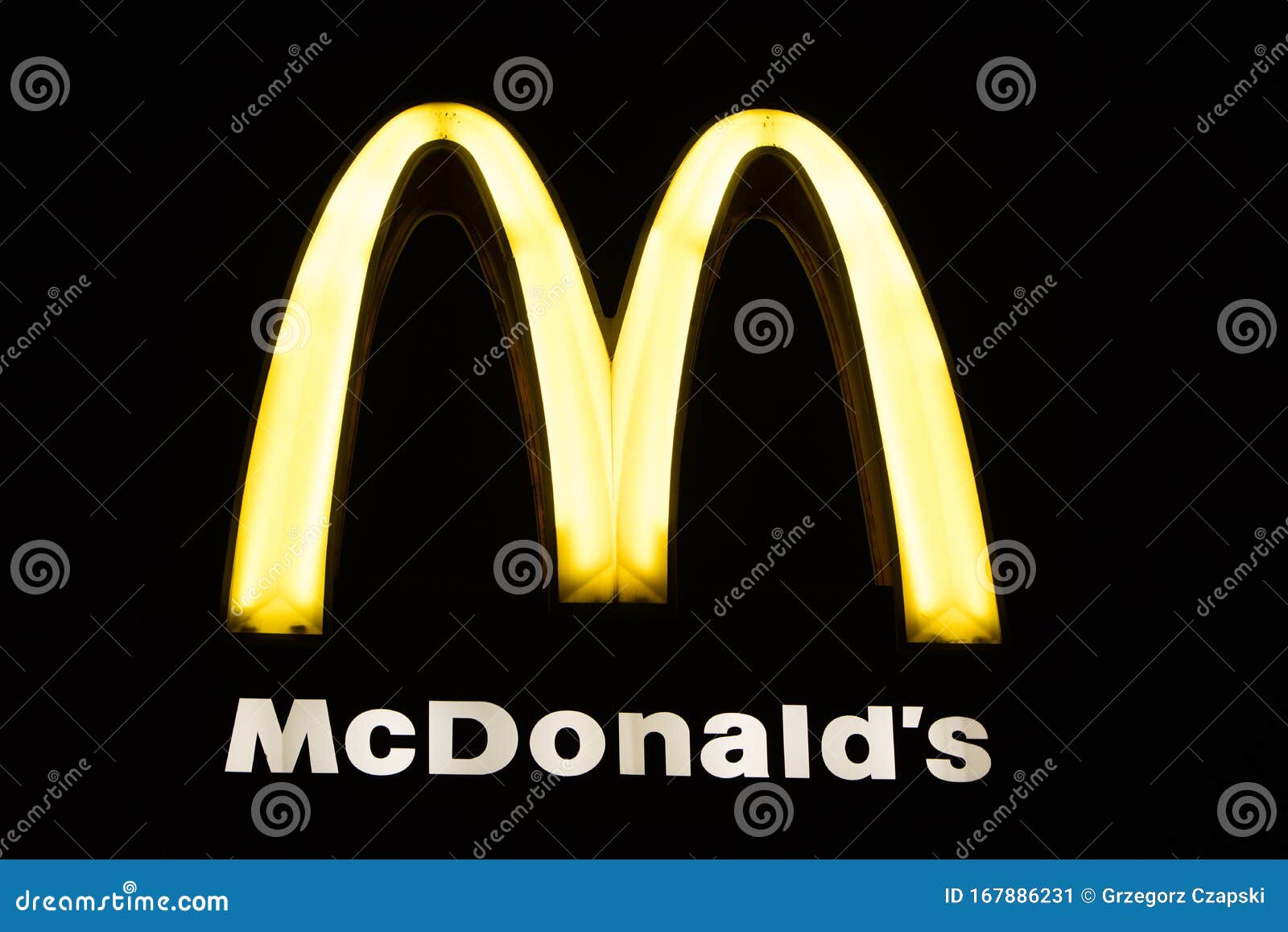 Желтый знак Mcdonald's, ночь, облака в фоновом режиме, логотип сети ресторанов быстрого питания «макдоналдс», а также название бр Редакционное Фото - изображение насчитывающей имя, бургер: 167886231