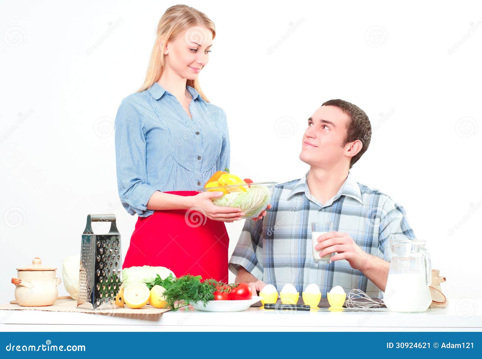 Кормить бывшего мужа. Женщина накладывает еду. Уставшая женщина на кухне. Бизнесмен и домохозяйка. Жена подает мужу еду.