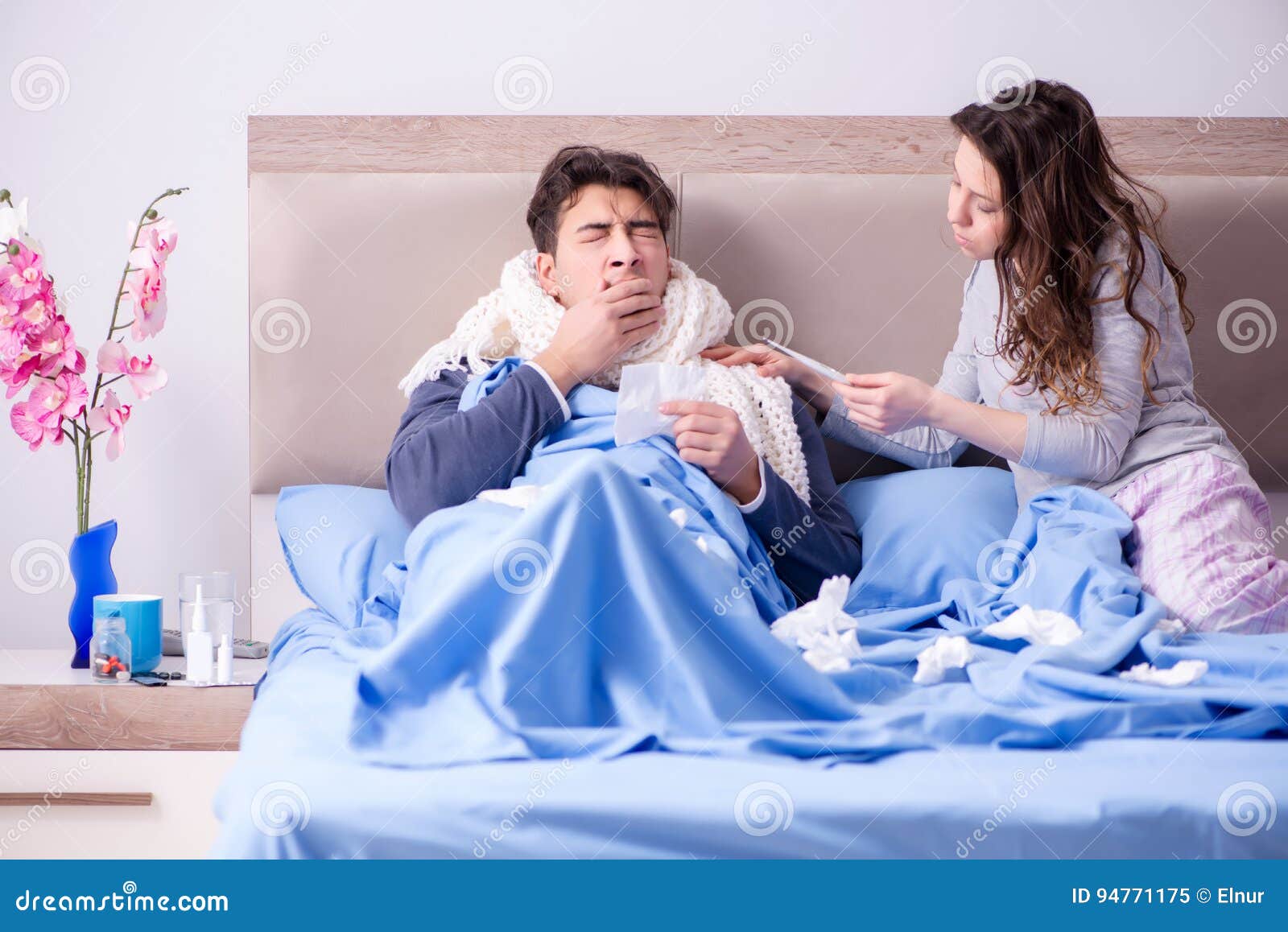 Видео больной муж. Жена у постели больного мужа. Жена болеет. Больной муж. Больной в кругу семьи.
