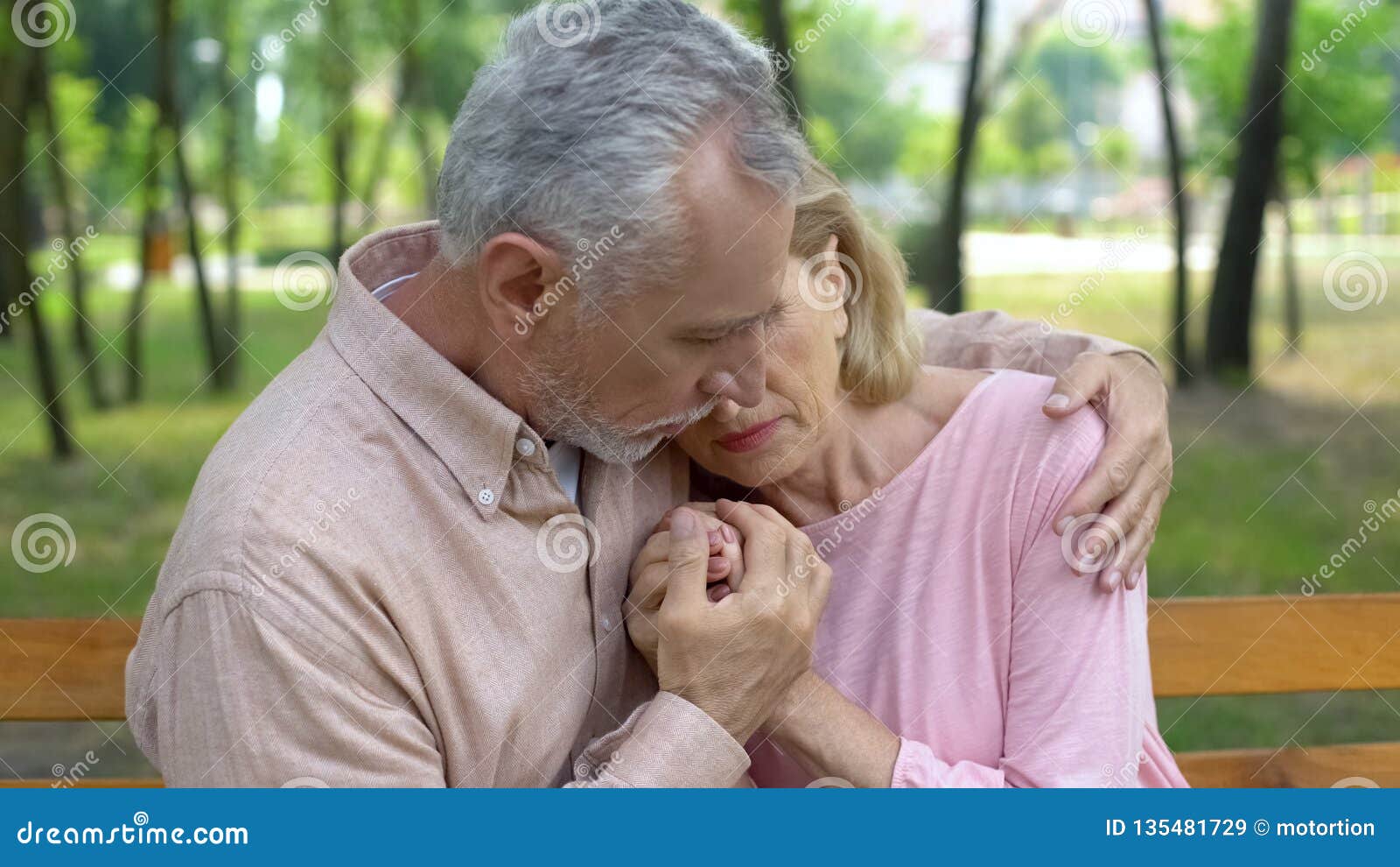 Old wife husband. Пожилые люди обнимаются. Старики обнимаются. Старик обнимает. Объятия пожилых людей.