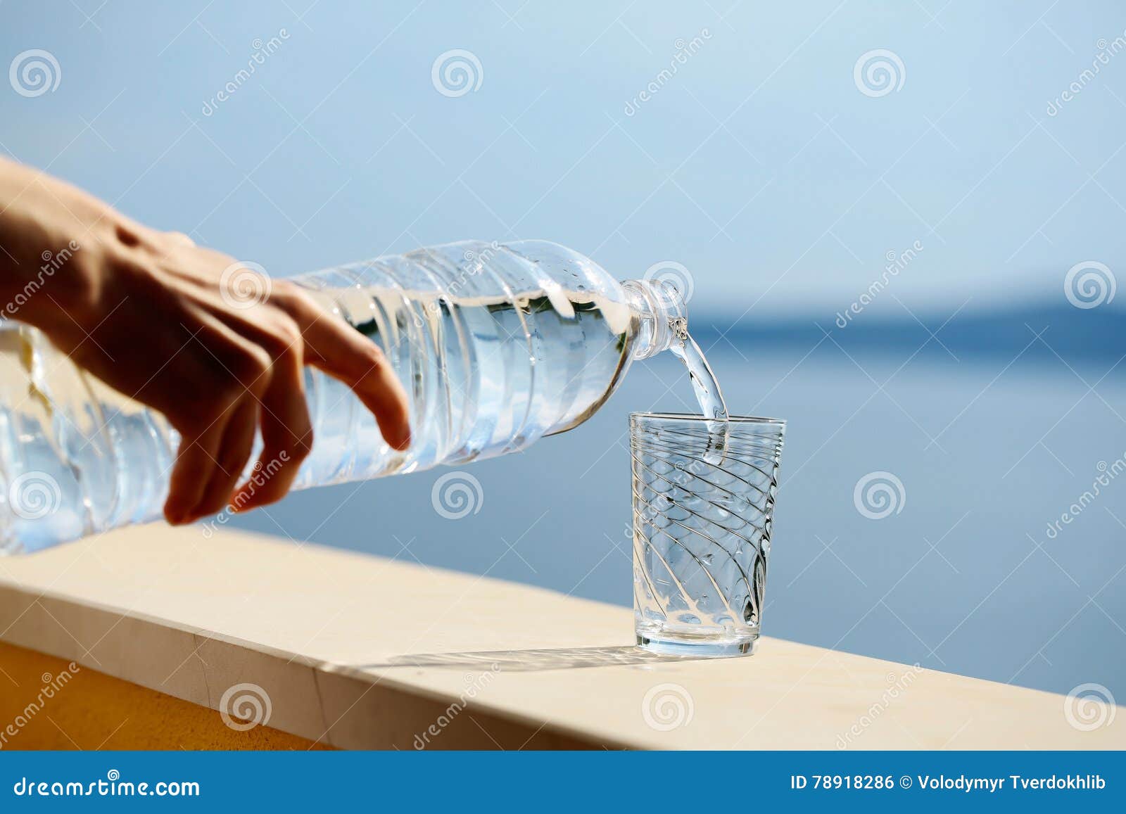 Выражение лить воду. Рука льет воду. Рука льет воду из стакана. Хватит лить воду. Бракованная воды стоковые картинки.
