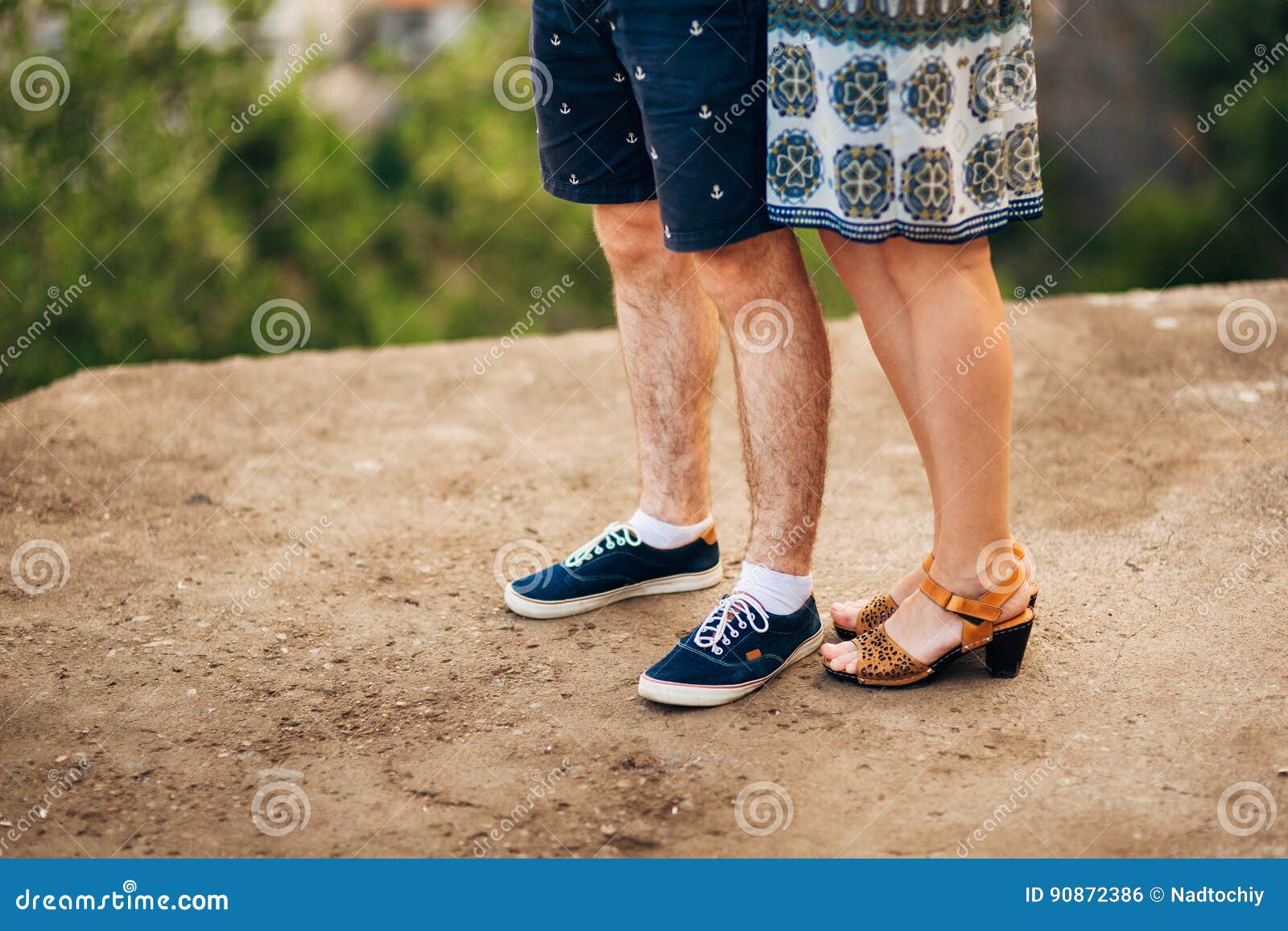 Couples feet. Фон путешествие мужские ноги. Фото женской и мужской ноги на прогулке. Европейцы feet male. Мужские ноги в туфлях на синем фоне.