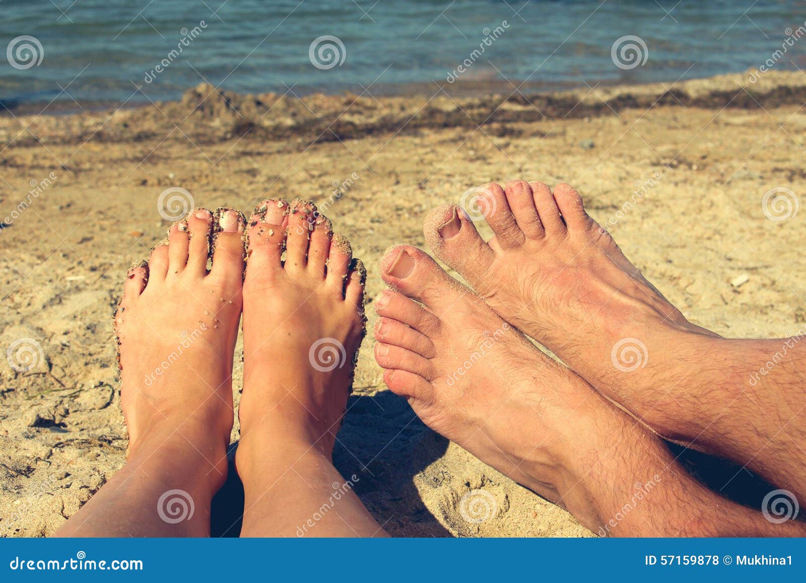 Поцелуй на носочках. Две пары ног в кроссовках. Две пары ног в кроссовках. Ноги девушки на парне. Обувь мужская и женская.