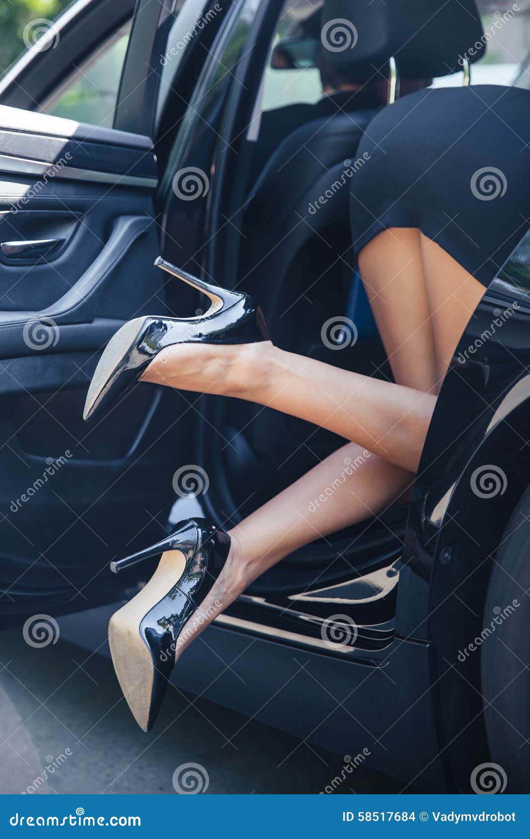 Legs cars. Женские ножки в авто. Ноги в туфлях из машины. Женские ноги в машине. Девушка в туфлях в машине.