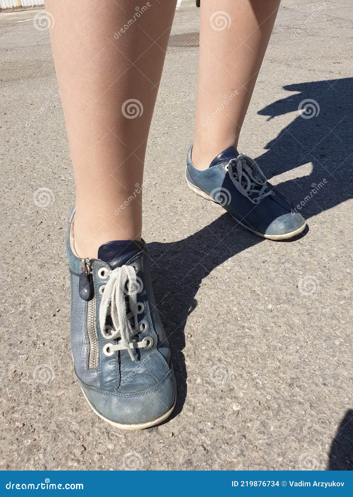 женские ноги в блестящих бежевых колготках с кроссовками Стоковое Фото -  изображение насчитывающей черный, весна: 219876734