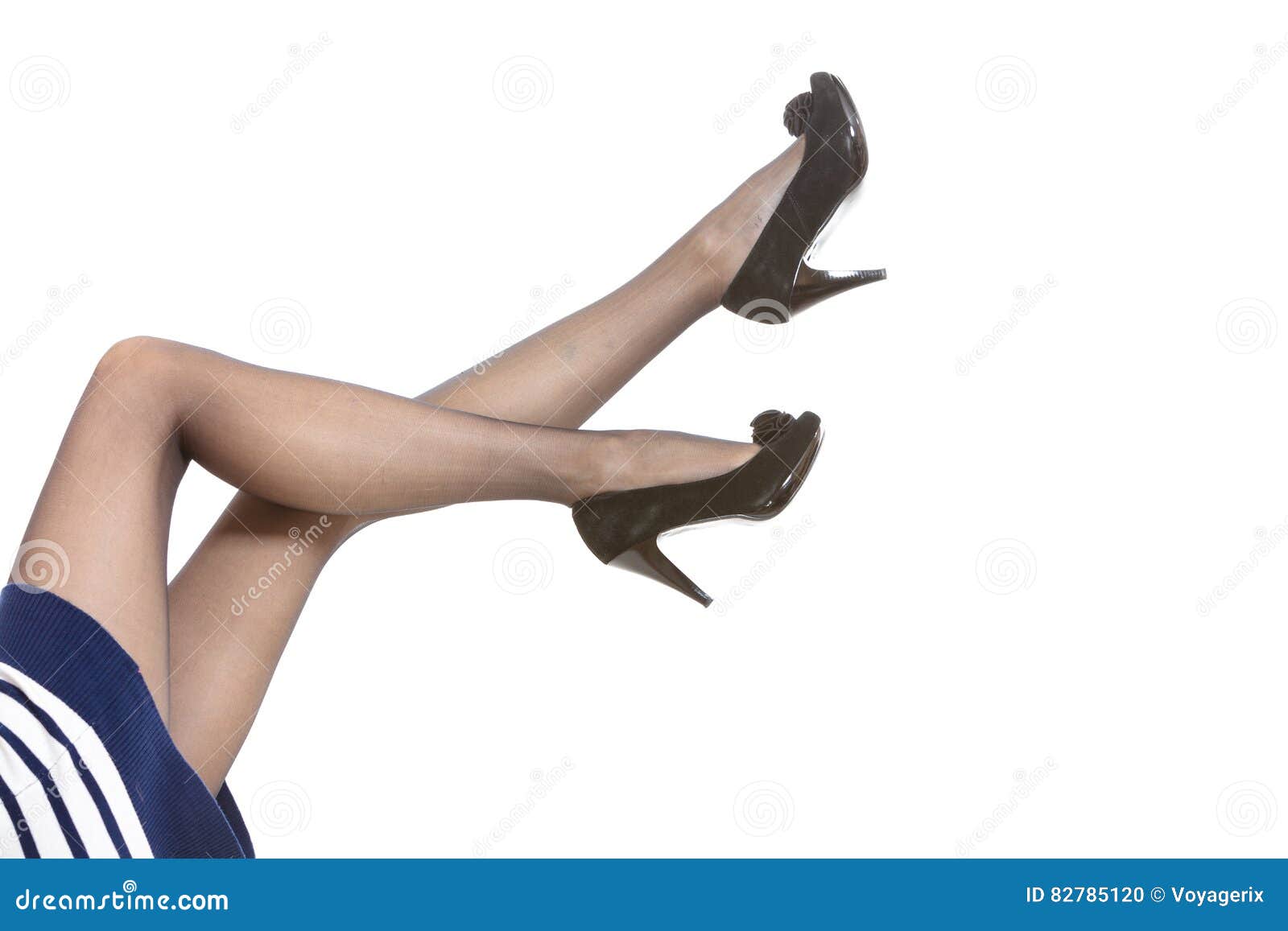 Женские ноги в колготках и высоких пятках Стоковое Фото - изображение  насчитывающей полосатые, тип: 82785120