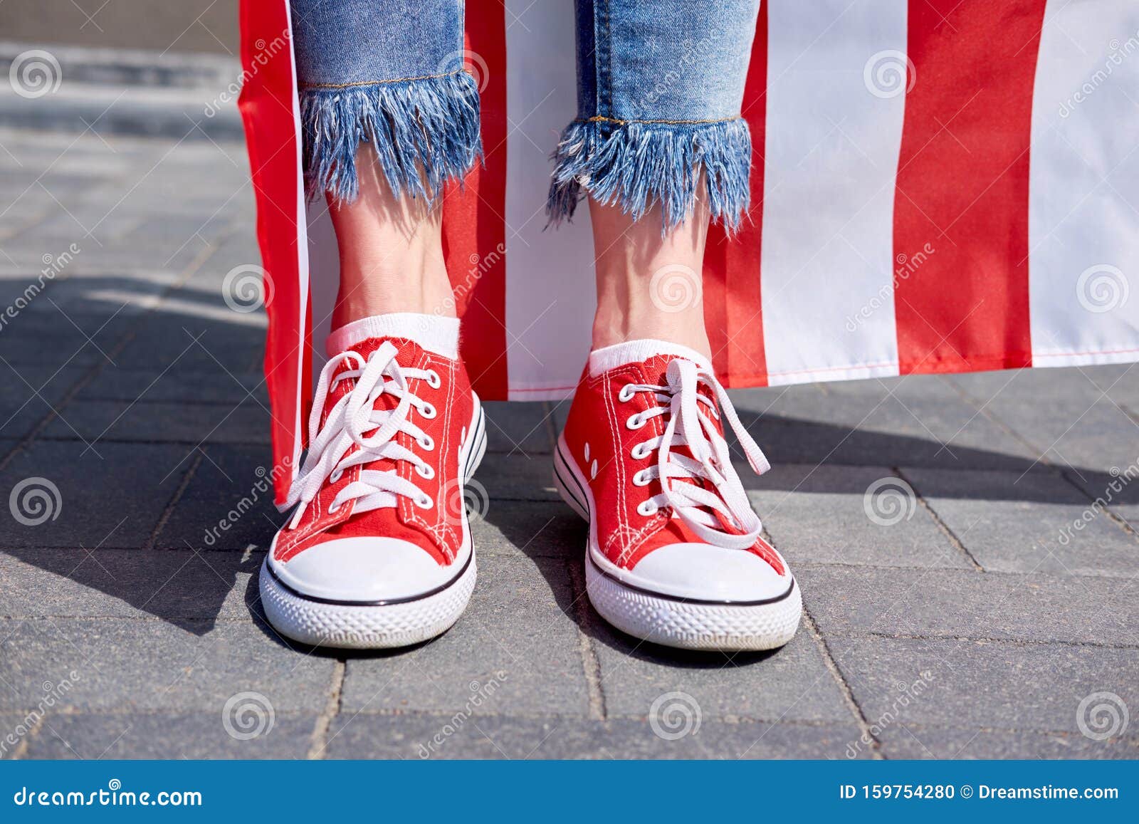 Женские ноги в стильных джинсах и красных кроссовках Американский флаг на заднем плане Стоковое Фото - изображение насчитывающей способ, положения: 159754280