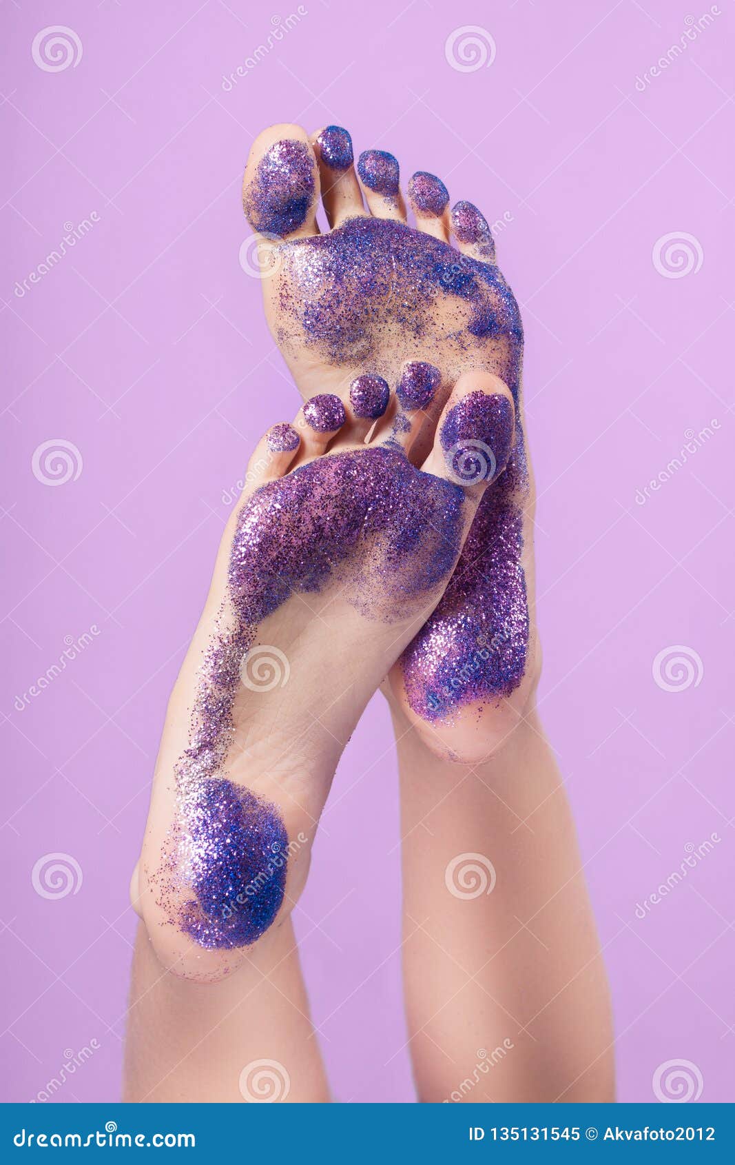 Почему нога фиолетовая. Стопа в блестках. Стопа фиолетовая. Фиолетовые ноги. Фиолетовые ступни.