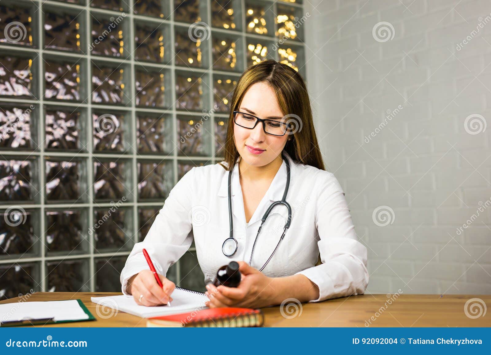 женщина с медицинской точки зрения. женщина врач держит таблетку. красивые молодые женщины медики в очках и. женщина с медицинской точки зрения. женщина с медицинской точки зрения.