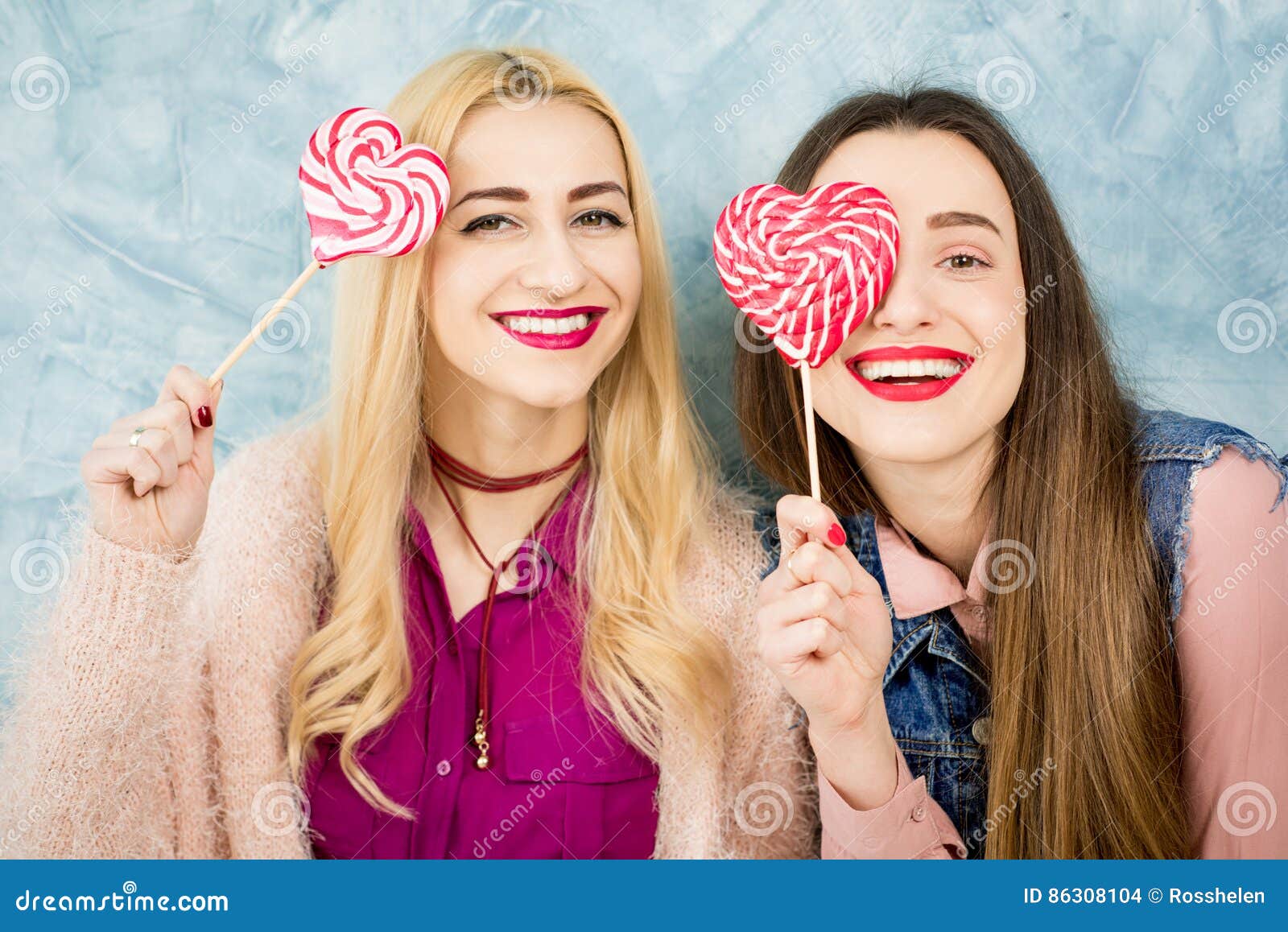 Lady friends. Лучшие подруги с леденцами. Фотосессия подруг с леденцами. Лучшие подруги с леденцами арт. Фотосессия зимняя подруг для подруг леденцы.