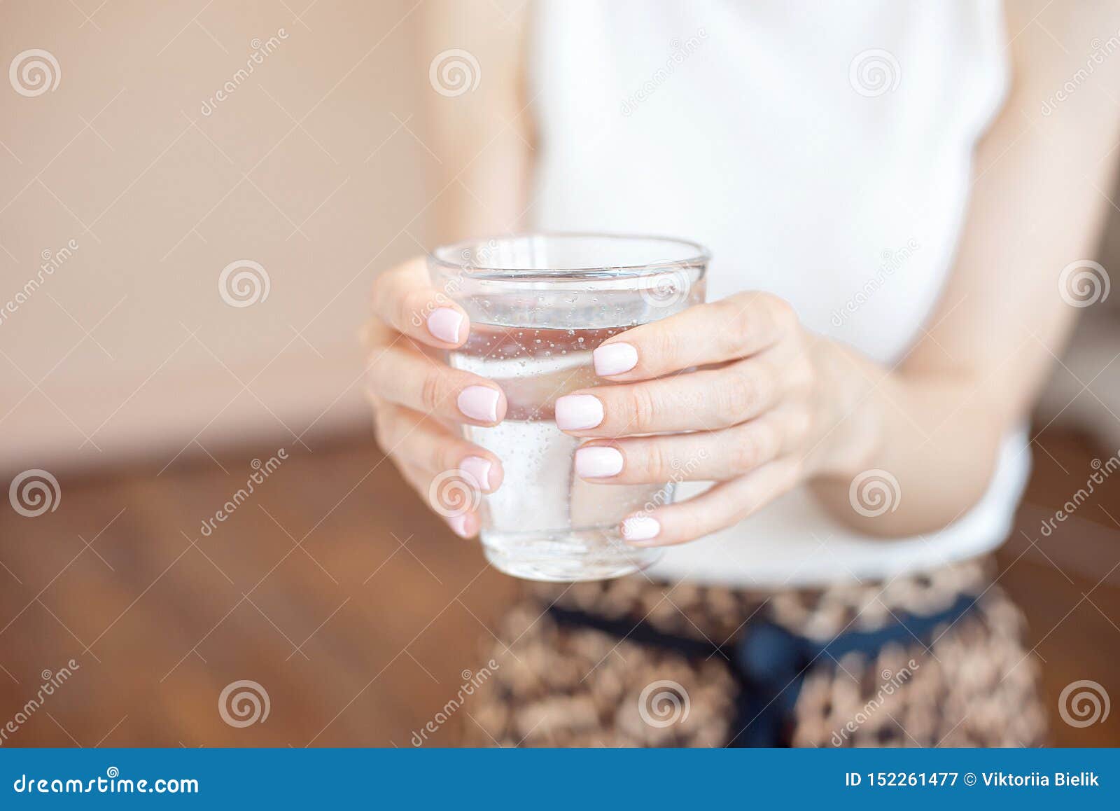 Стакан воды в руке