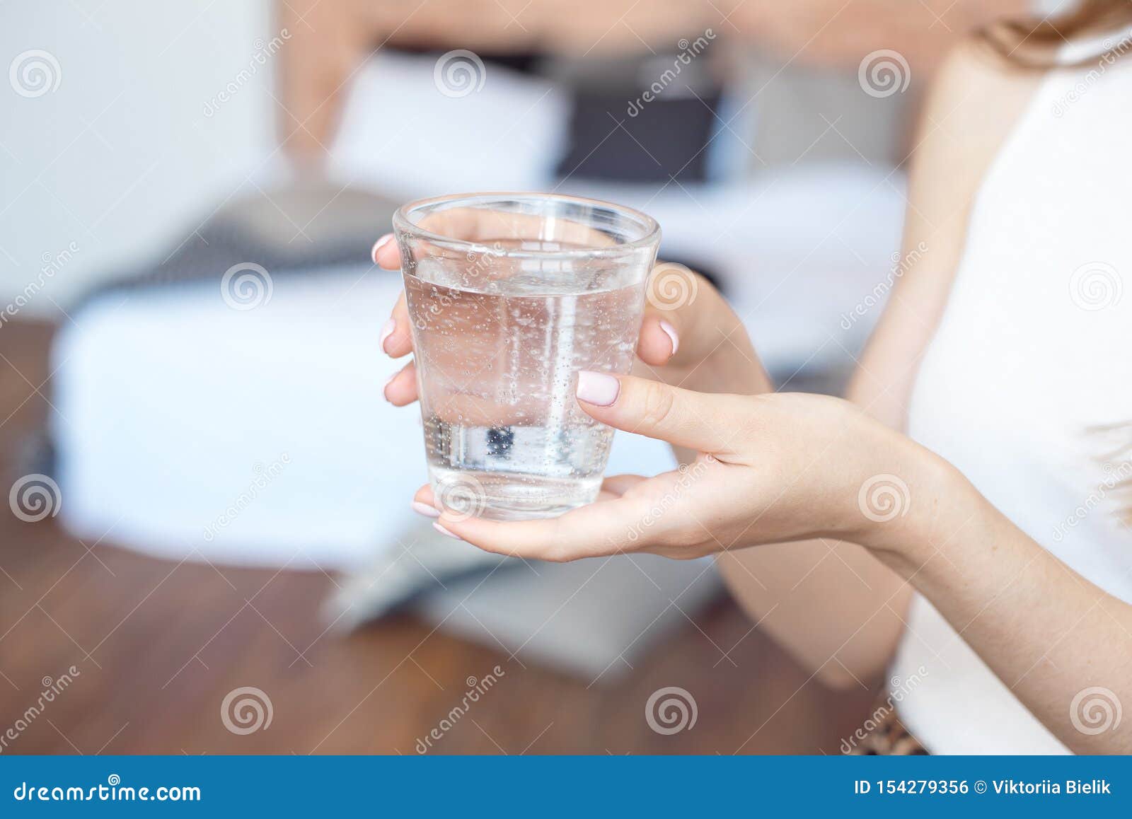Стакан воды в руке