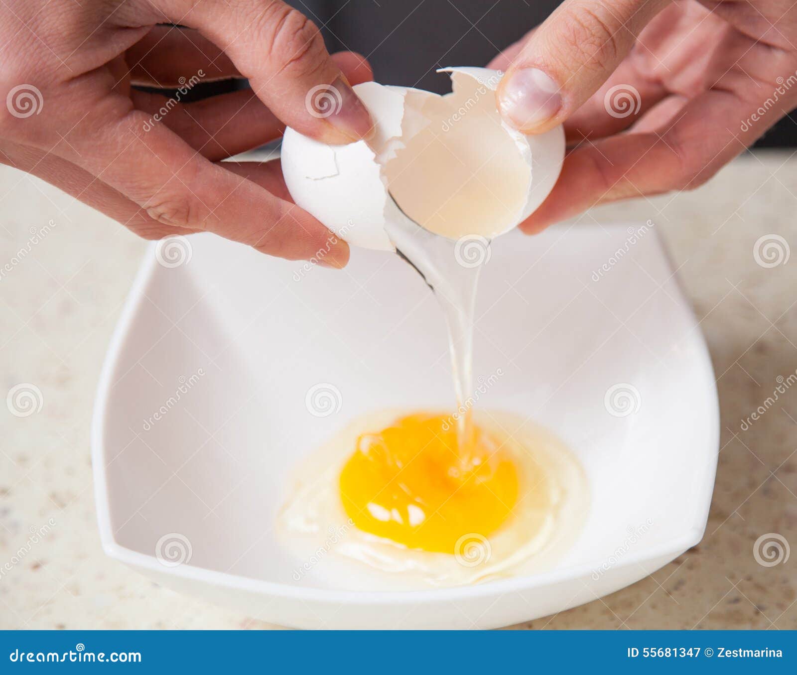 В яичном белке вода. Яичный белок. Разбитое яйцо. Белок яйца. Яичные женские.