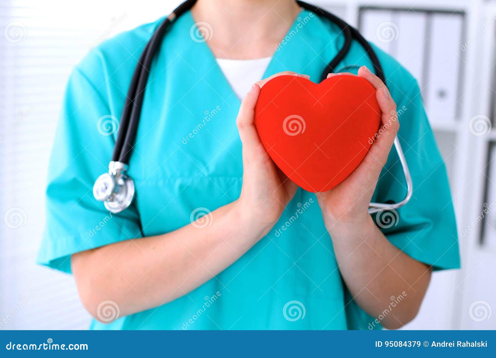 Вопрос врачу хирургу. Врач держит сердечко. Врач хирург с сердечком. Врач хирург женщина с сердцем.