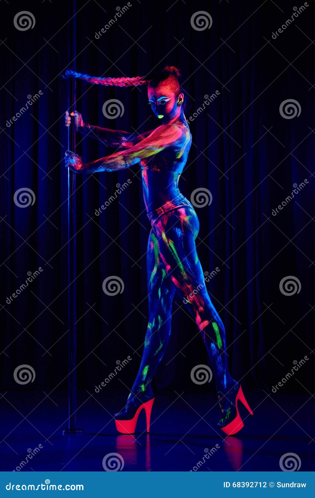 Неоновый человек танцует
