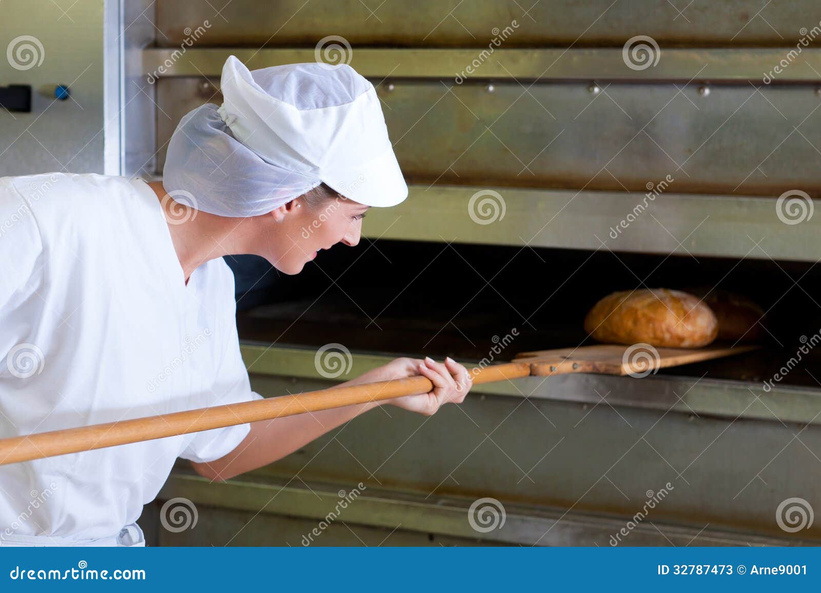 Женщина печет хлеб. Пекарь женщина. Бабушка пекарь. Девушка печет хлеб.
