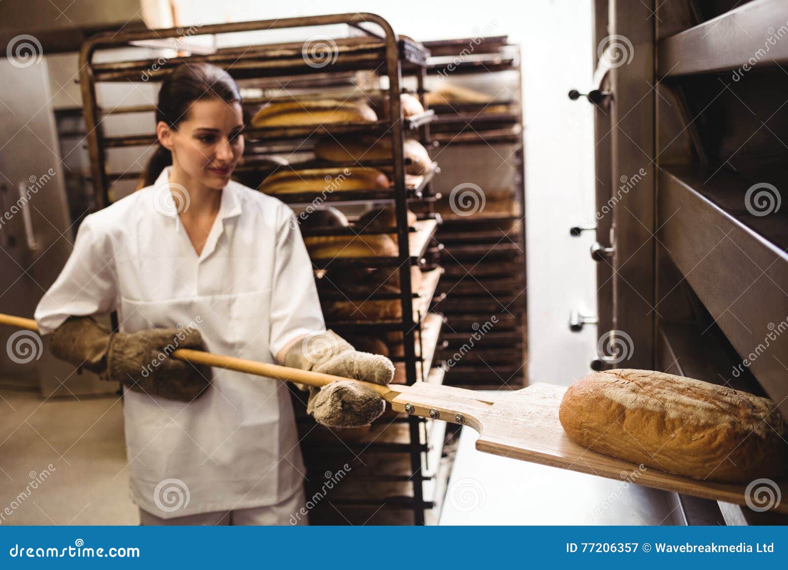 Женщина печет хлеб. Девушка печет хлеб. Девушка пекарь. Пекарь печет хлеб. Девушка пекарь с хлебом.