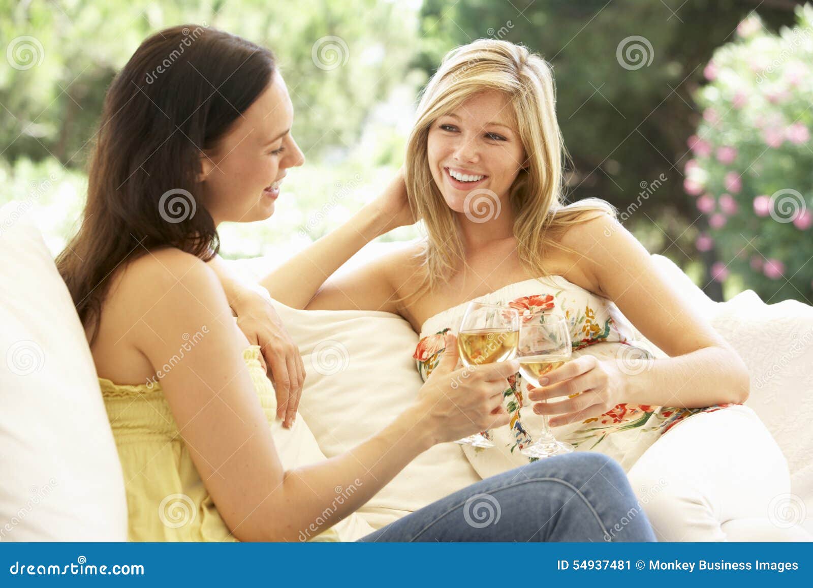 Расслабься подруга. Подруги расслабляются. Релакс с двумя женщинами. Помогла подружке расслабиться. Фото подруги с бокалами.