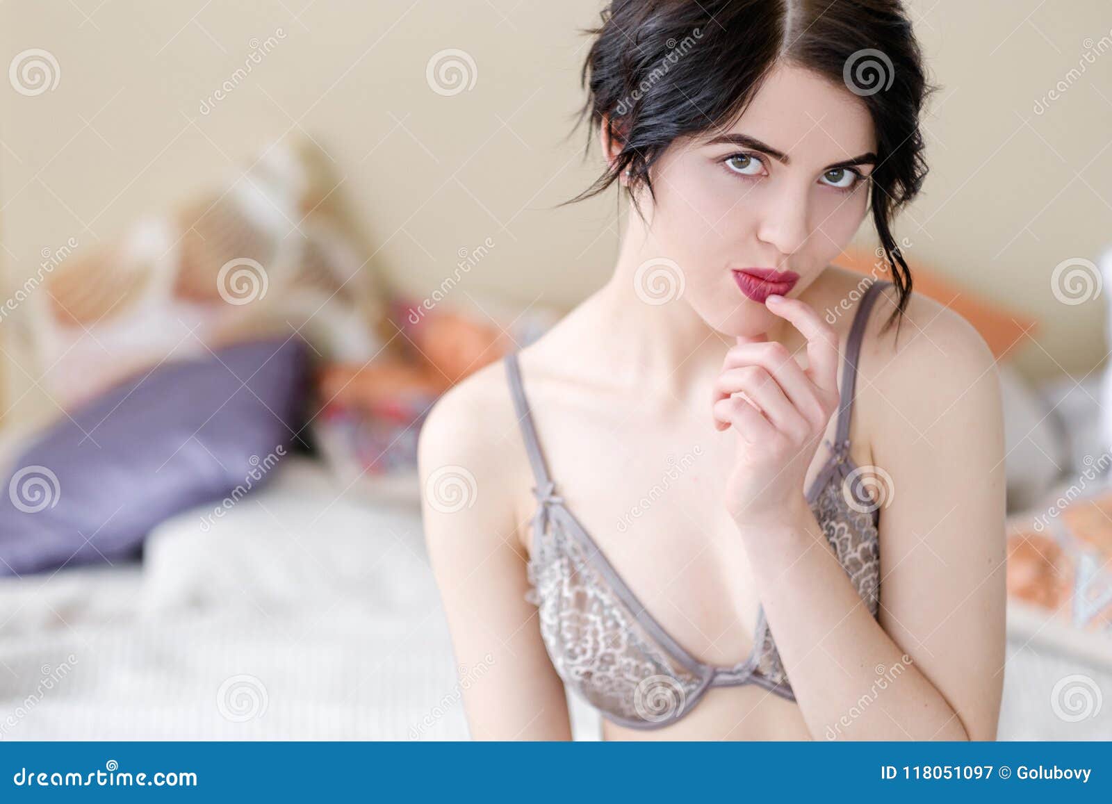 Женское бельё девушки брюнет соблазнения Flirt сексуальное горячее Стоковое  Изображение - изображение насчитывающей взволнованность, оголенности:  118051097