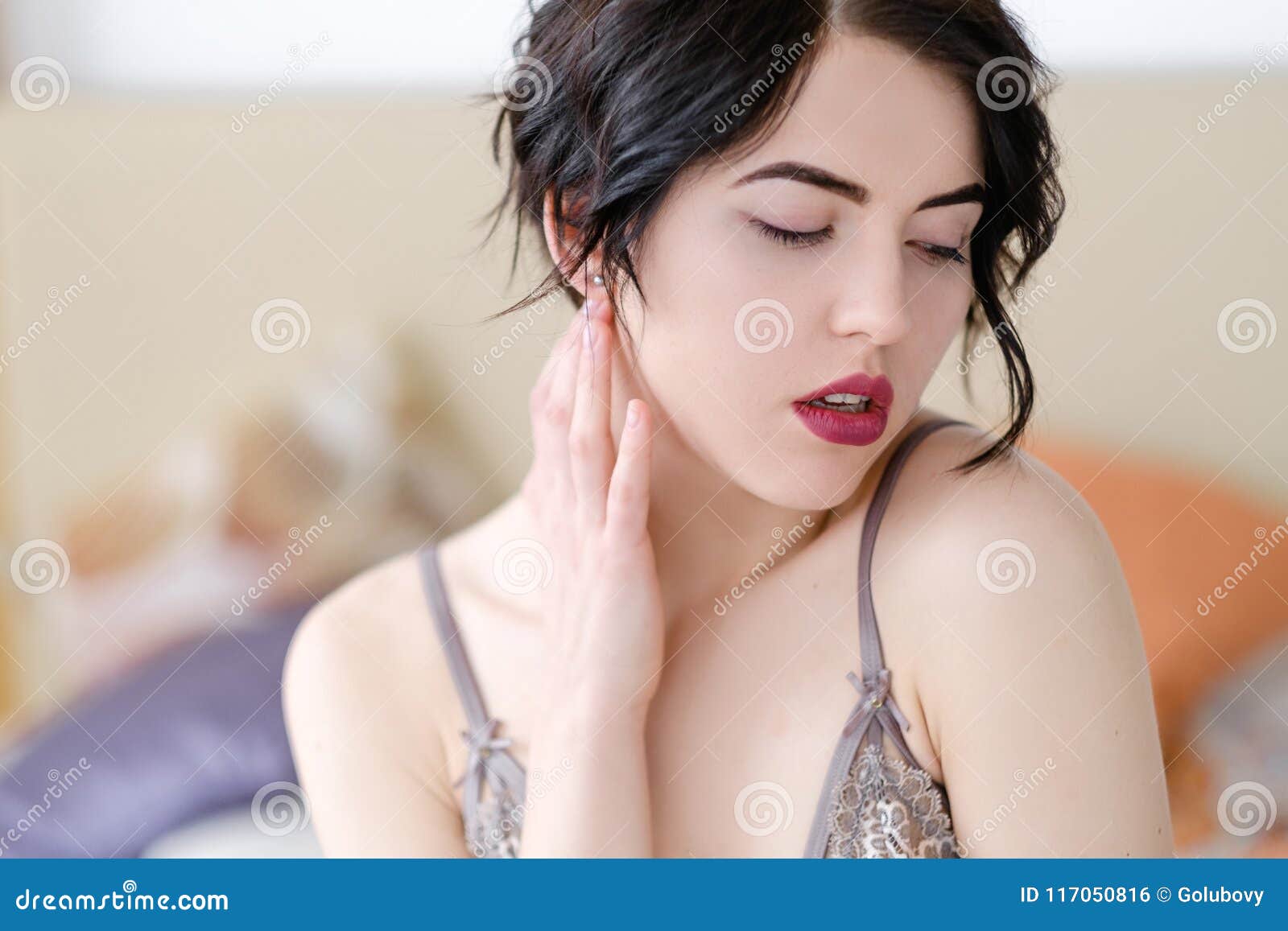 Женское бельё девушки удовольствия секса соблазнения роговое всполошенное  Стоковое Фото - изображение насчитывающей удовольствие, оголенности:  117050816