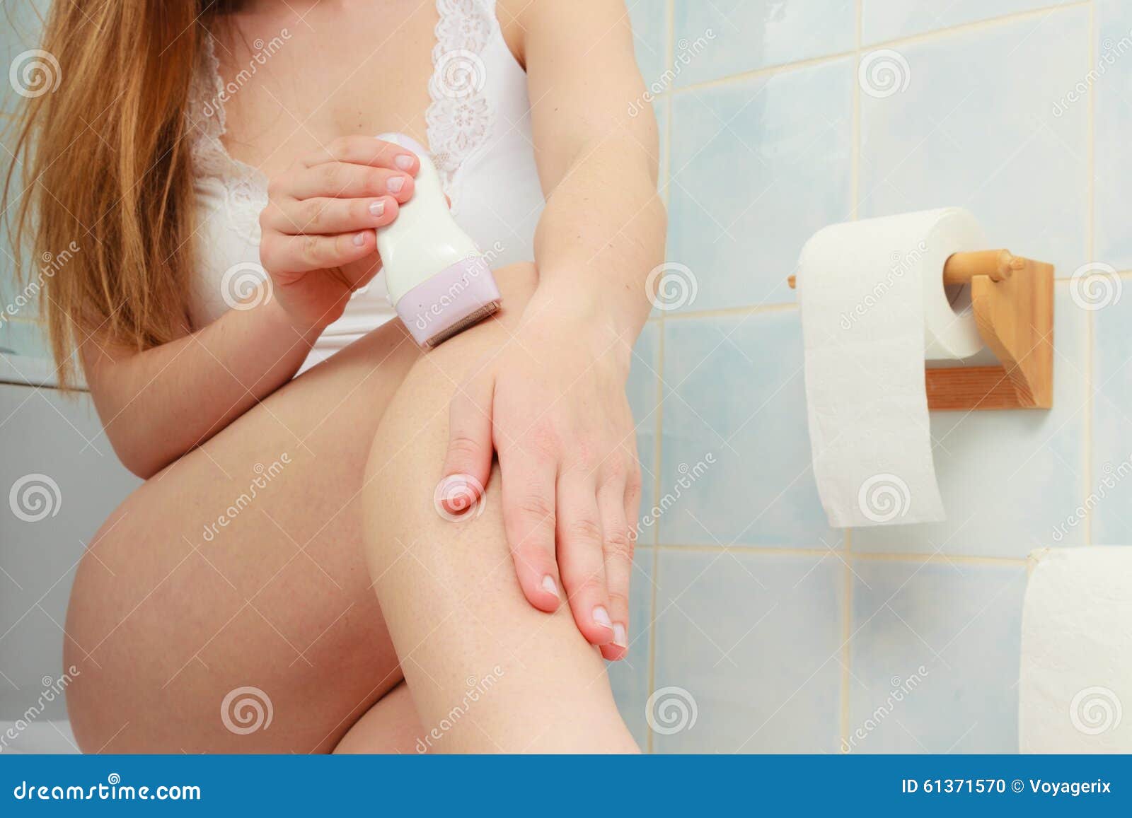 Брить мамаши. Девушка бреется в душе. Девочки Бреются в ванной. Девушка бреется в ванной. Девушка бреет киску в ванной.