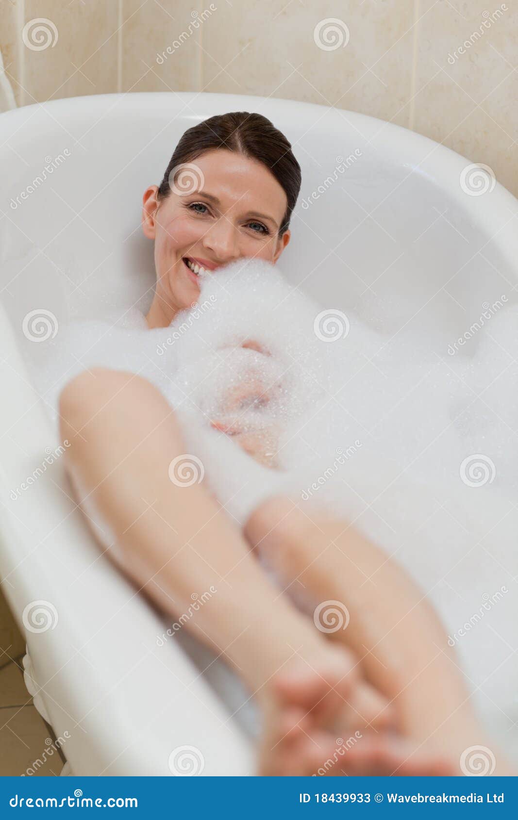 Мама подмывается. Женщина в ванной подмывается. Ноги в ванной с пеной. Женщина закрытая в ванной. Женские ноги в ванной.