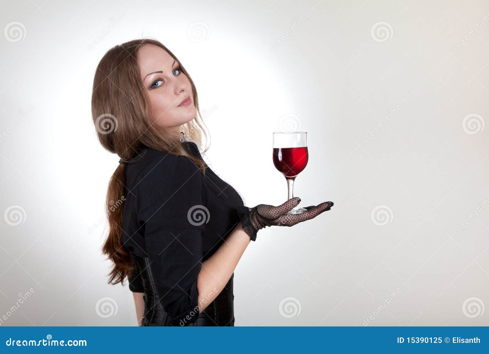 Порванное платье и бокал вина. Женщина с бокалом. Женщина с вином. Черноволосая женщина с бокалом. Женское лицо с фужером.