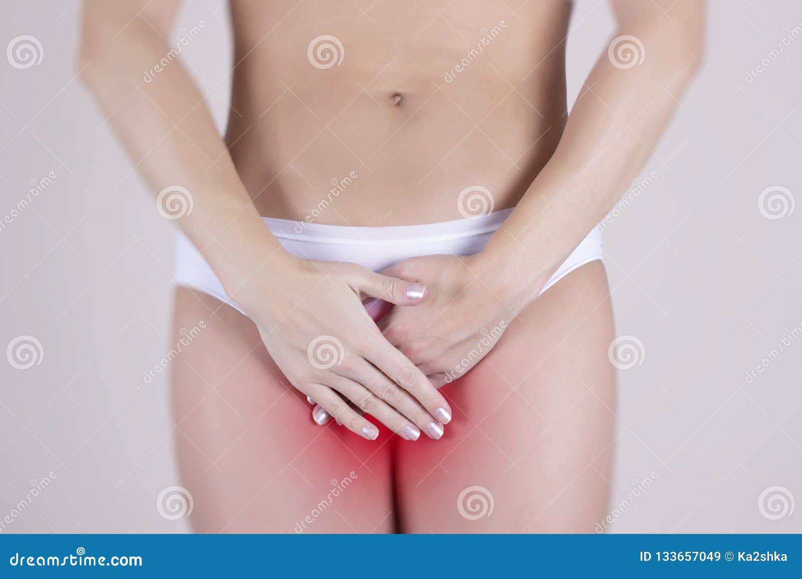 зрелая в белых трусах Женщина в белых трусах держа ее Crotch Стоковое Изображение - изображение  насчитывающей менструация, гинекология: 133657049
