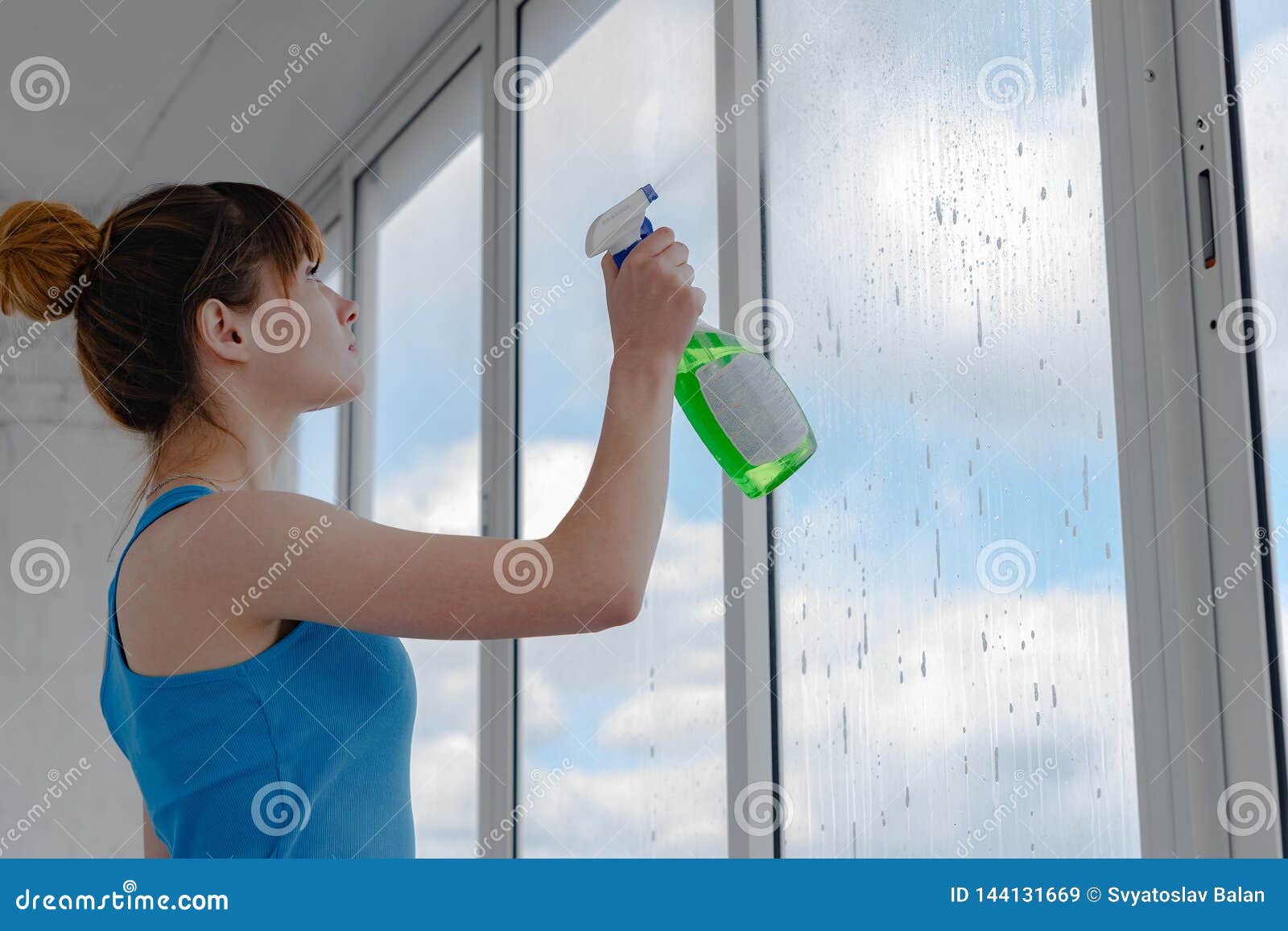 Мытье окон сколько. Мойка окон клининг. Девушка моет окно. Моем окна. Опасное мытье окон.