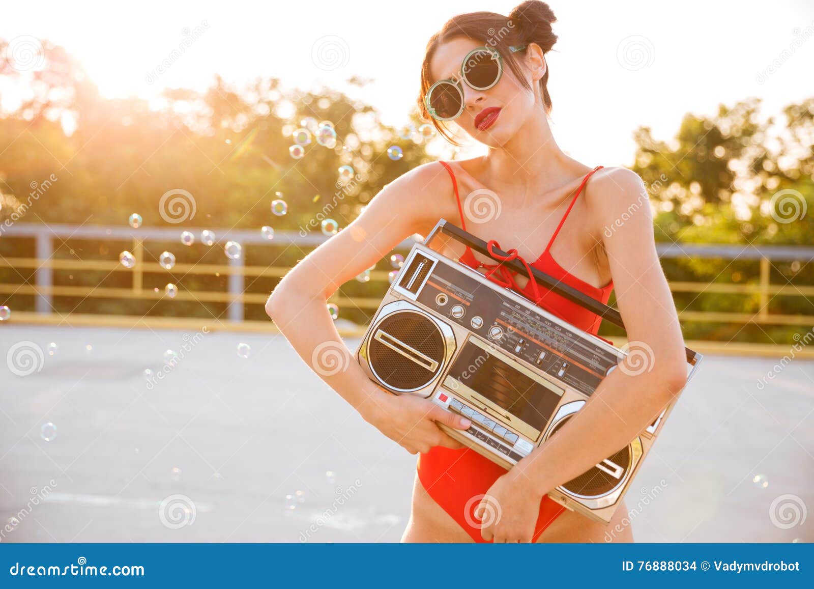 Слушать песню на лету. Фотосессия с магнитофоном. Красивая девушка с магнитофоном. Девушка с кассетным магнитофоном. Девушка с магнитофоном на плече.