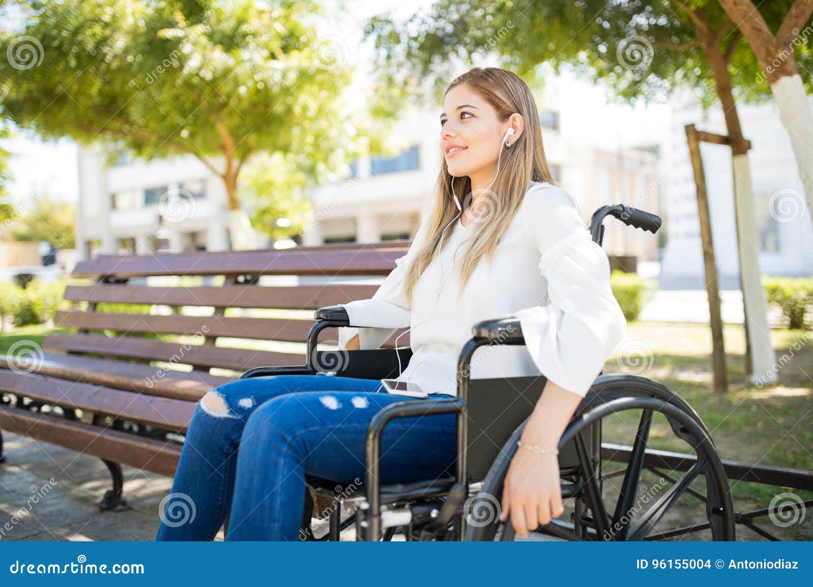 актриса свои в инвалидном кресле