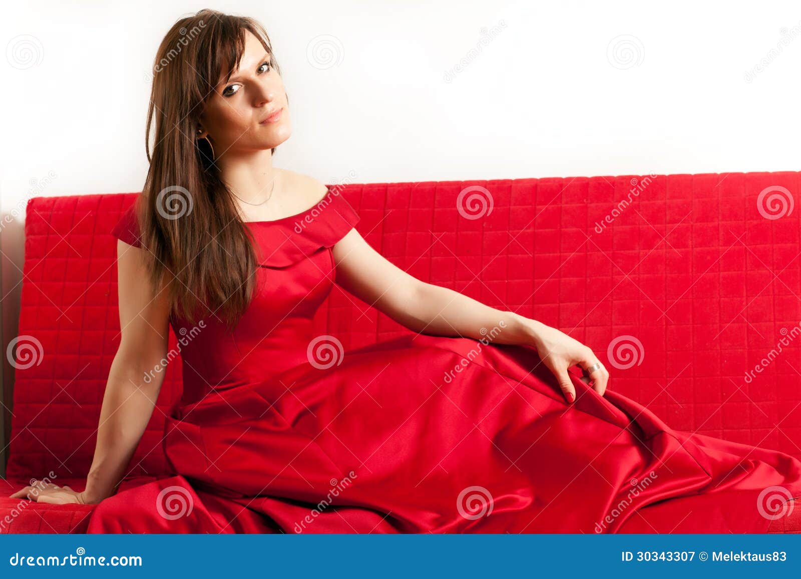 Дама состоятельного мужика интимно удовлетворяет на красном диване