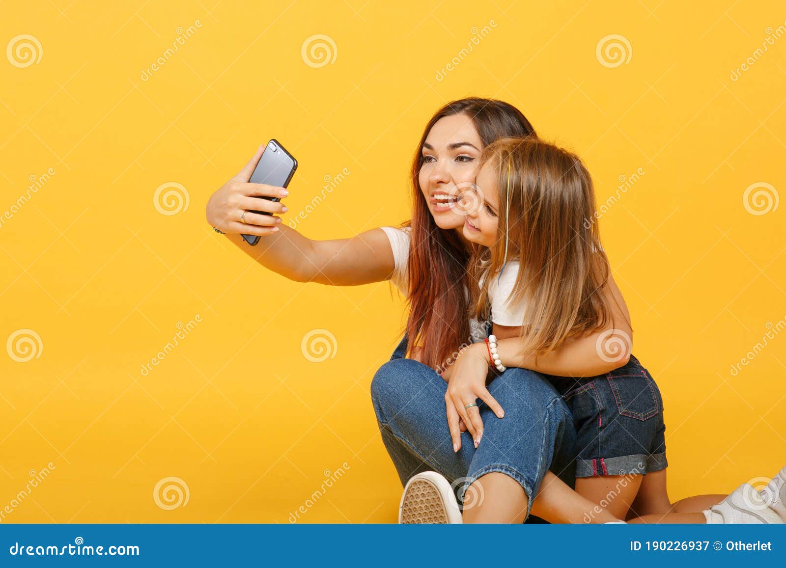 Женщина в светлых платьях, делая Selfie с милым ребенком ребенка 45 лет.  Дочь маленького ребенка мамы дальше Стоковое Изображение - изображение  насчитывающей джинсыы, женщина: 190226937