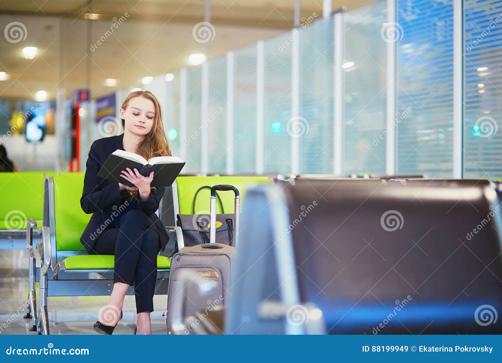 Reading terminal. Девушка в аэропорту с книгой. Аэропорт книга. Аэропорт читать.