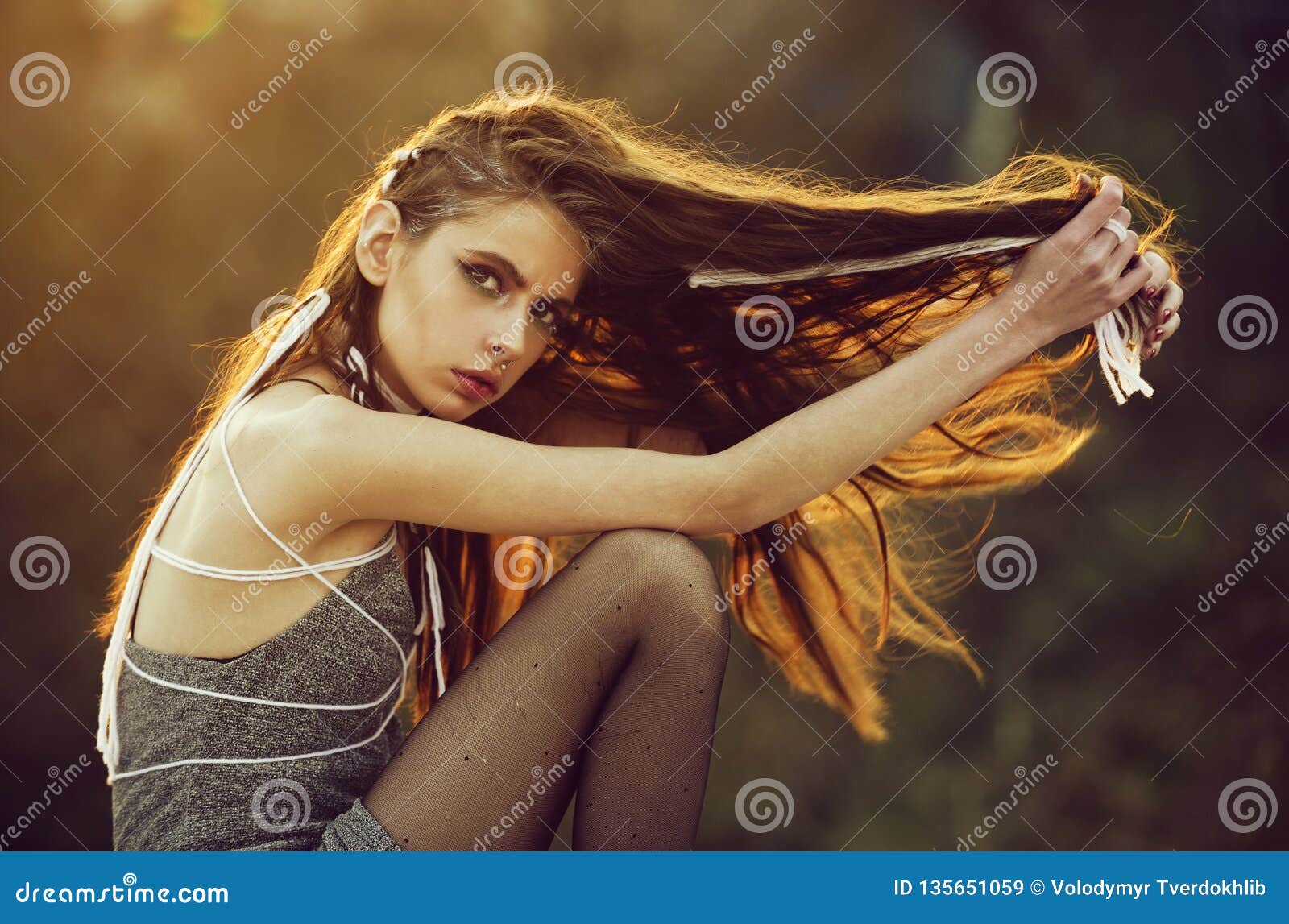 Zhenshina Devushka S Dlinnym Indie Stilem Prichesok Imeet Beluyu Verevochku V Volosah Stokovoe Izobrazhenie Izobrazhenie Naschityvayushej Zhenshina Indie 135651059