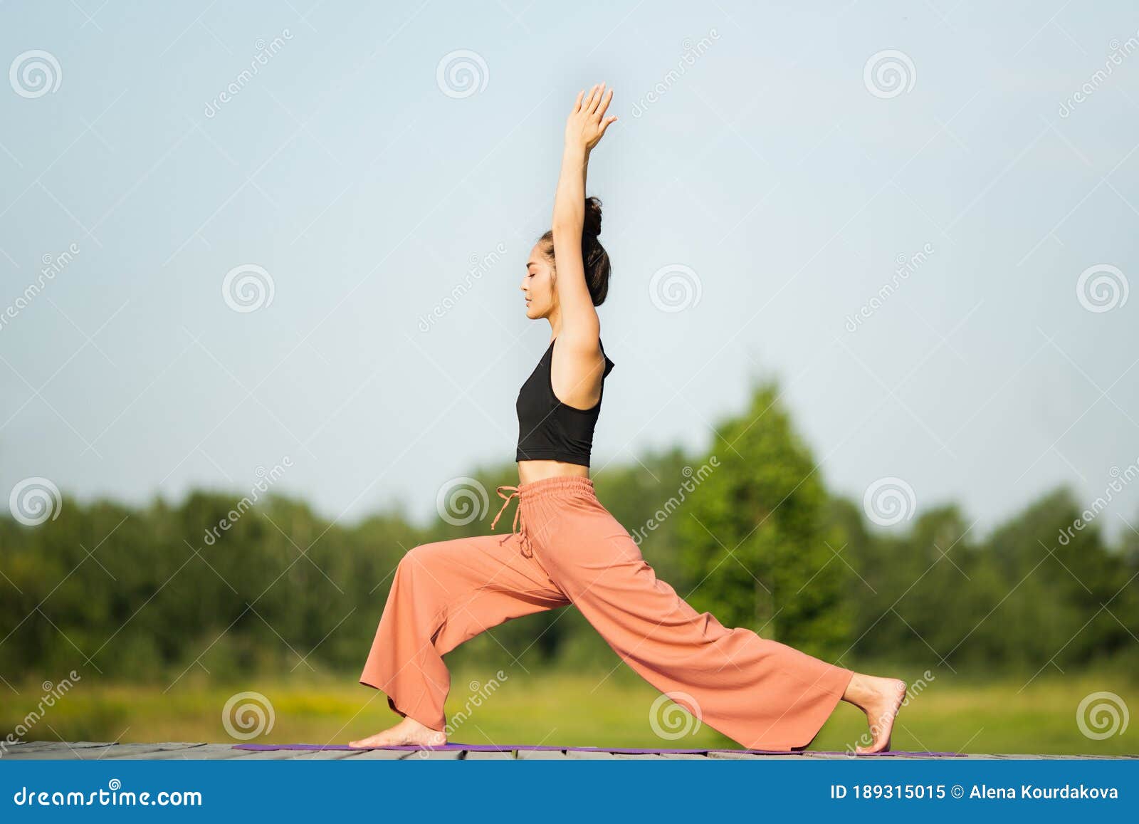 Женщина делает йогу, стоящих в природе. Растяжки и спорта Стоковое Изображение - изображение насчитывающей здоровье, спокойно: 189315015