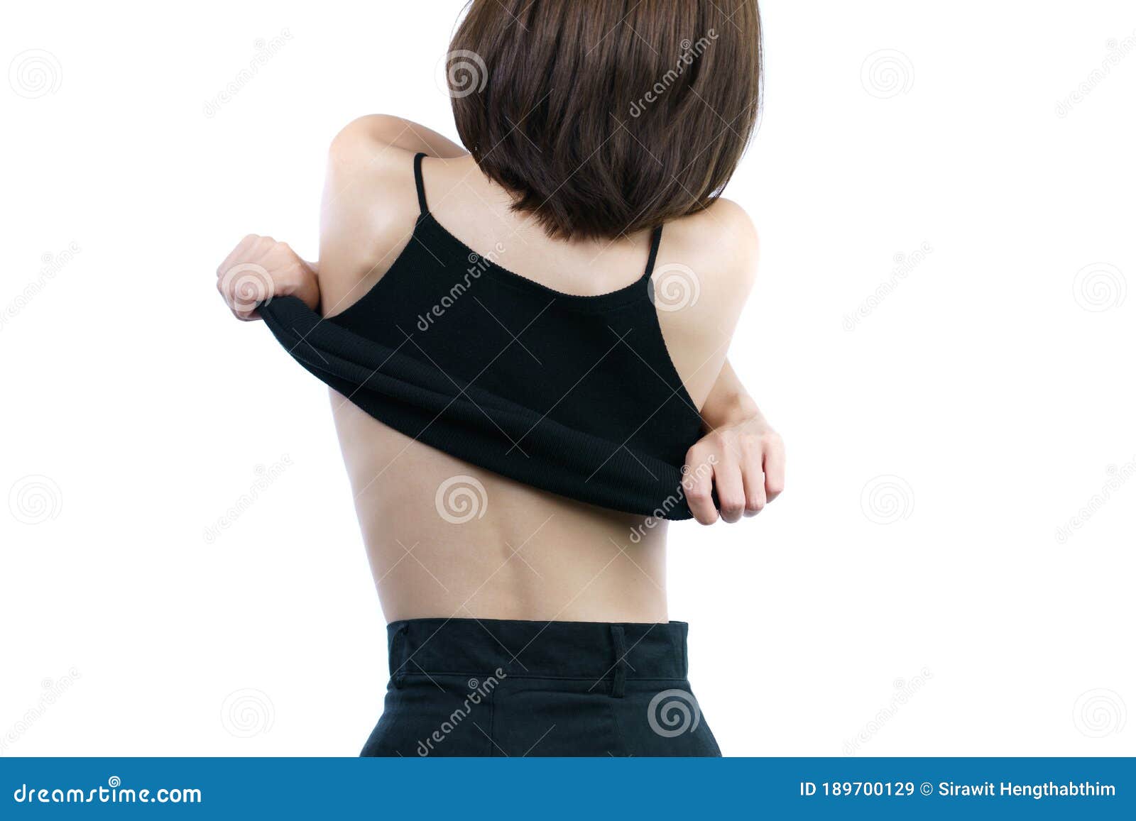 Женщина ее черной футболке вид сзади. Белый фон Стоковое Изображение -  изображение насчитывающей способ, бобра: 189700129