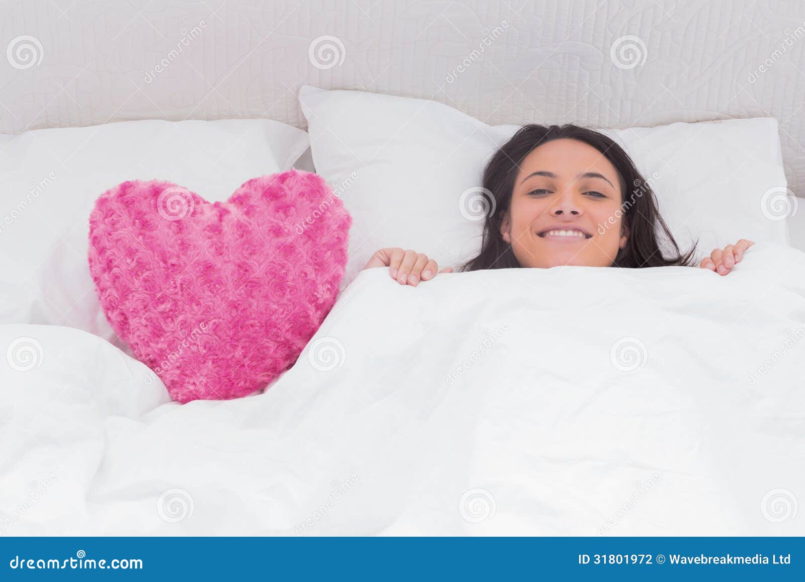 На кровати одна подушка сердце