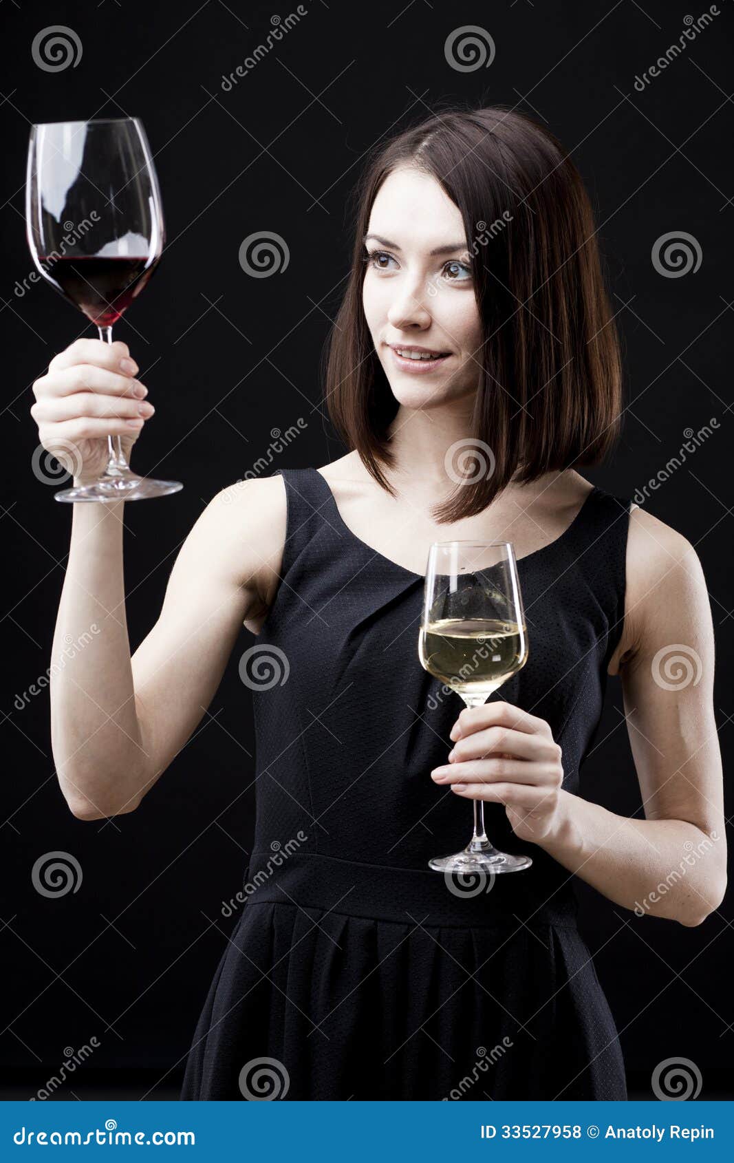 Девушка держит бокал. Человек с бокалом вина референс. Рука держит бокал. Девушка держит бокал в руке. Вина перед мужем