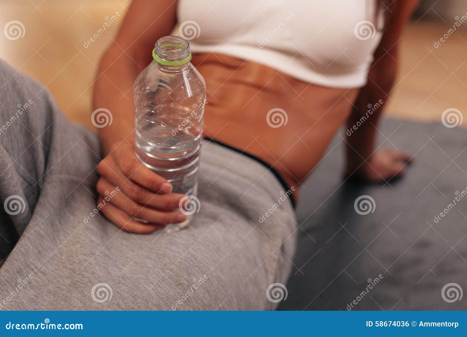 Бутылка воды при цистите. Бутылка воды в руке. Бутылка воды в руках в спортзал реальные. Женщина держит бутылку с водой. Бутылка для спорта.