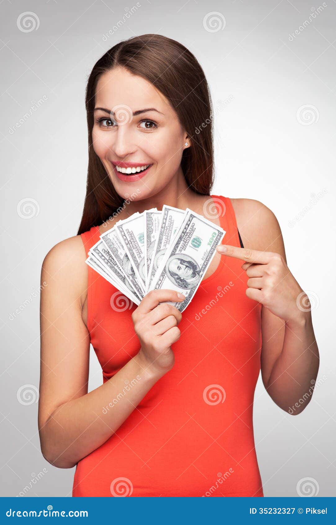 5000 рублей девушка. Девушка с деньгами. Девушка держит деньги в руках. Девушка с рублями. Женщина с рублями в руках.