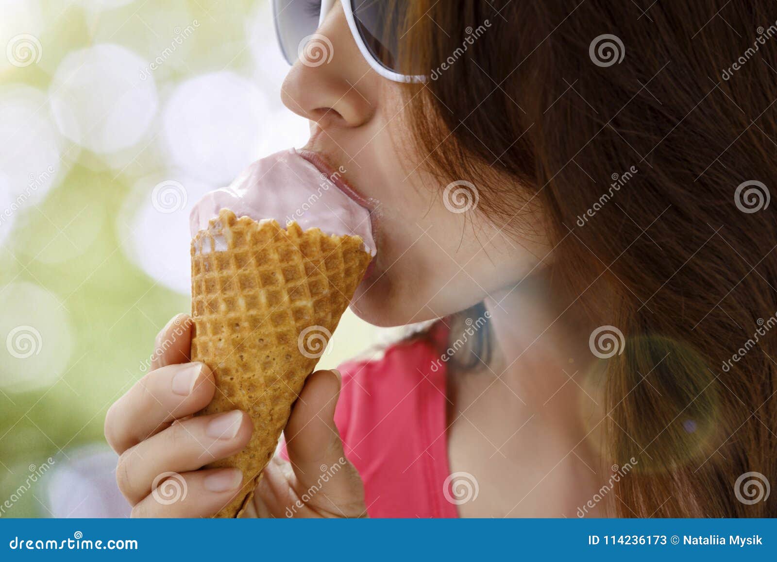 Есть мороженое ночью. Девушка ест мороженое вид сверху. Девушка повернута спиной ест мороженое. Арабская женщина есть мороженное. Фото крупным планом как девушка ест мороженное.