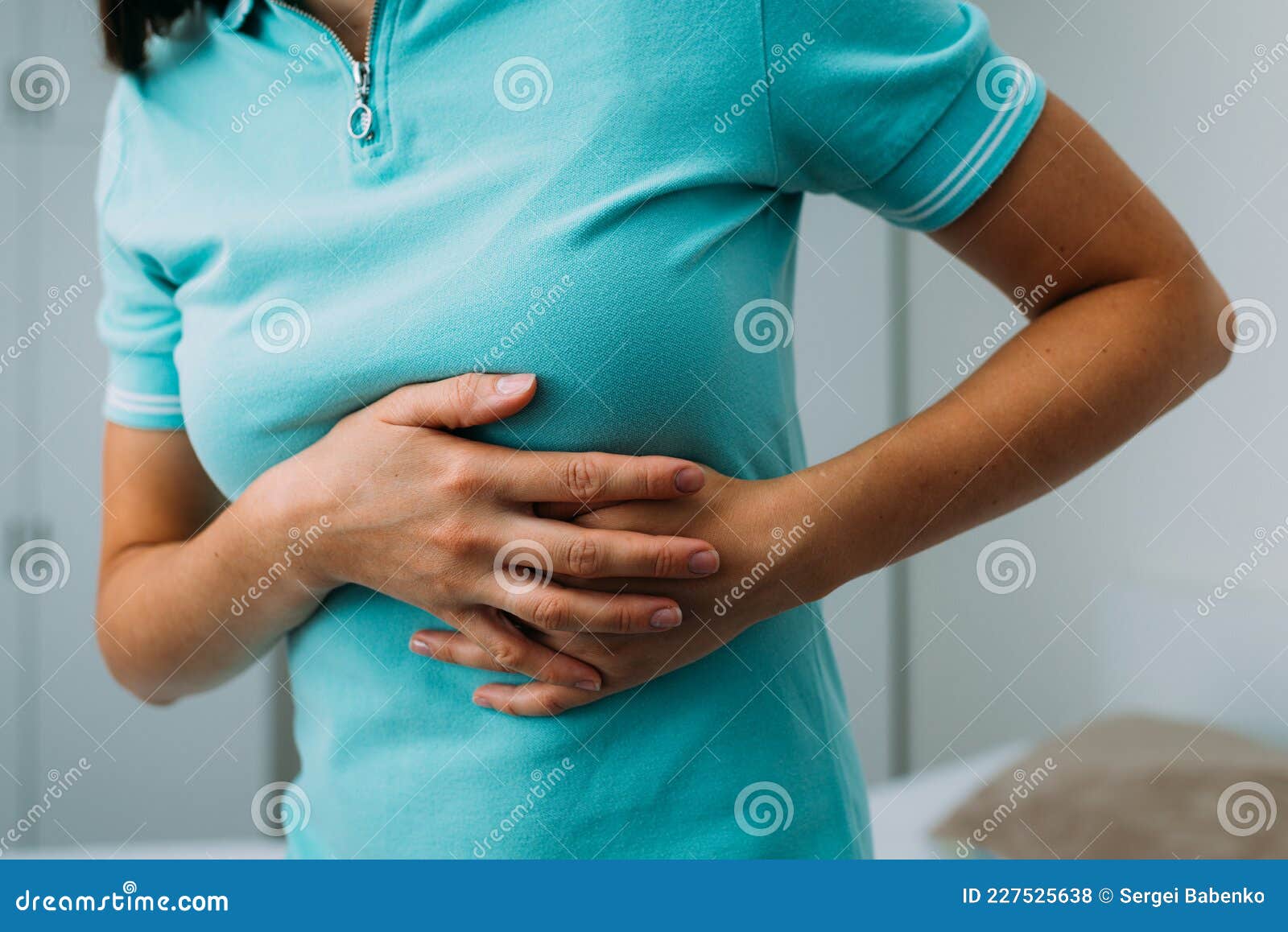 женщина испытывает боль в груди около сердца Стоковое Фото - изображение  насчитывающей тоскливость, девушка: 227525638