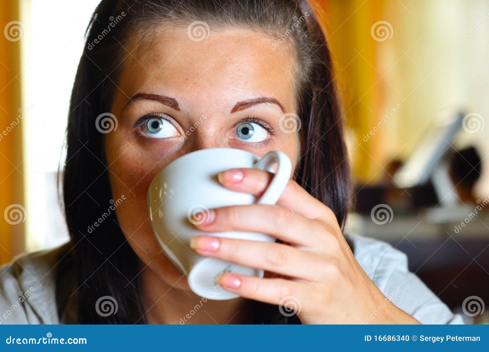 Cup a feel. Девушка пьет из чашки. Девушка пьет из кружки. Человек пьет из кружки. Чайные глаза фото женские.