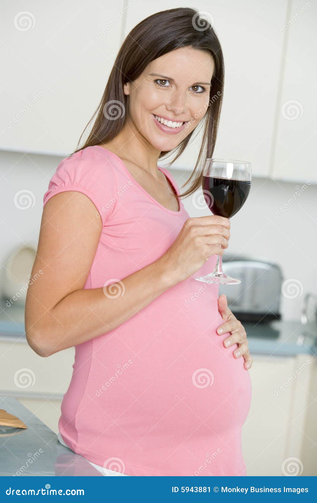 Бокал вина при беременности. Алкоголизм и беременность. Красное вино в беременность. Вино для беременных. Алкоголь и беременность.
