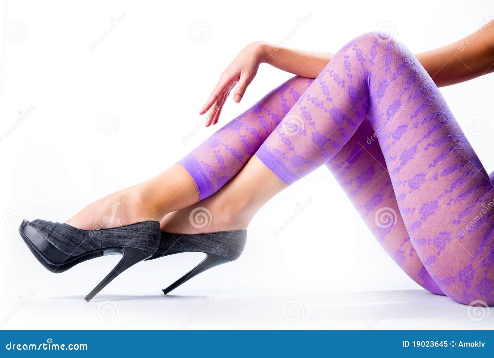 Почему нога фиолетовая. Фиолетовые ноги. Фиолетовые колготки. Фиолетовые колготки ноги. Фиолетовые полоски на ногах.