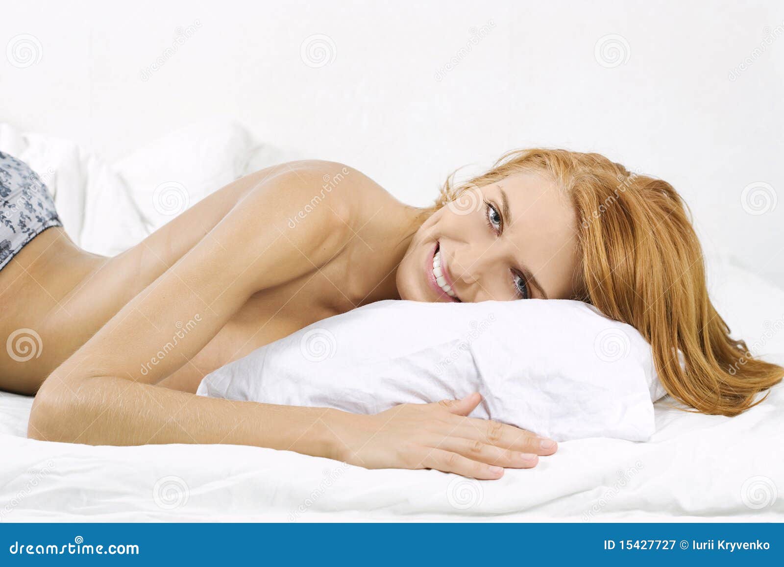 Удовольствие женщины в постели. Женщина лежит стоковое фото. Женщина в постели прозрачном фоне. Woman lying in Bed reference.