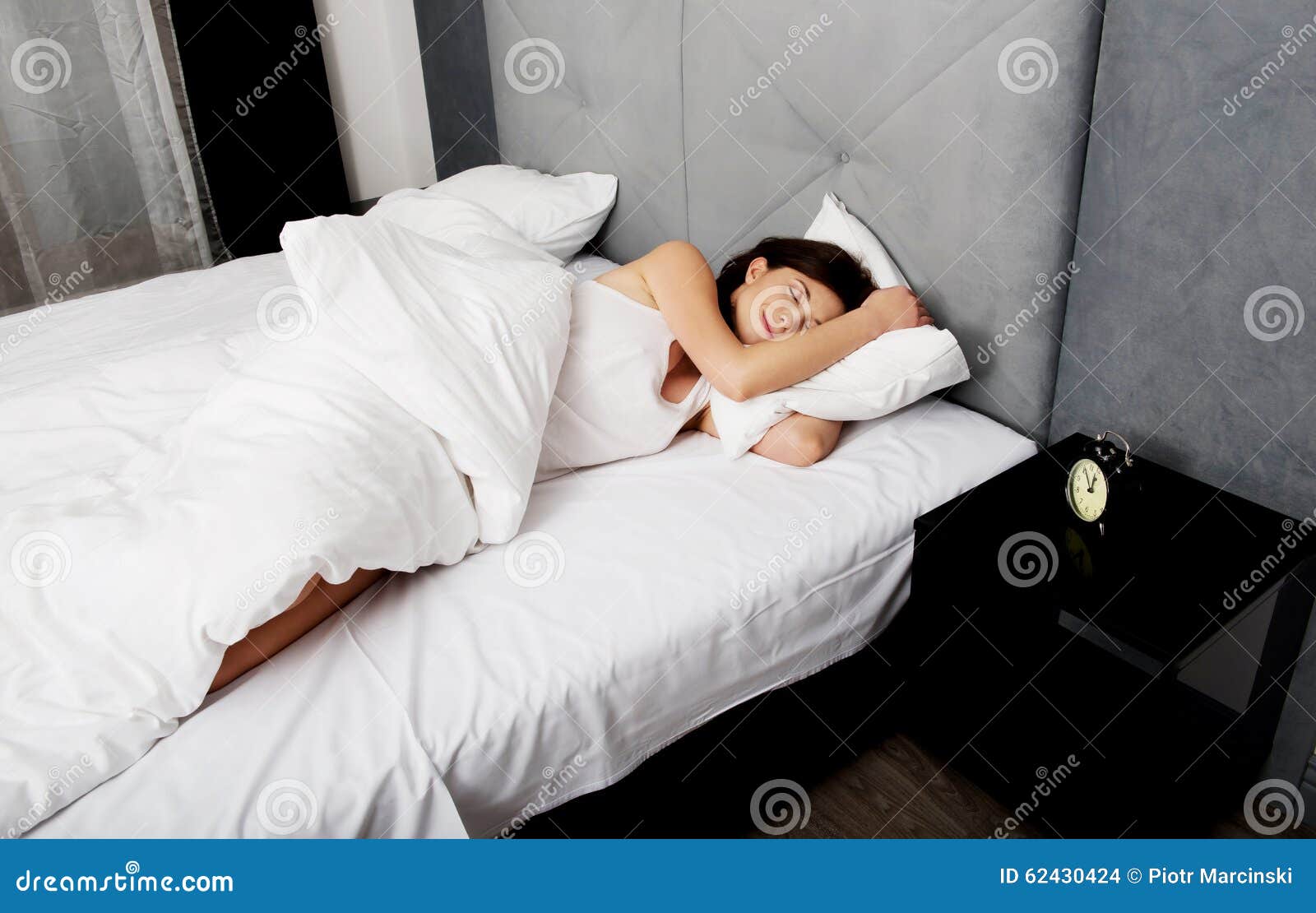 Удовольствие женщины в постели. Молодые женщины в постели. Кровать со спящей девушкой.